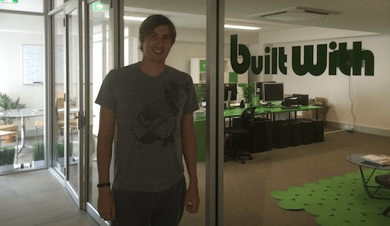 靠“扒网站”躺赚2.2亿？拆解“一人公司”BuiltWith的暴利模式 配图