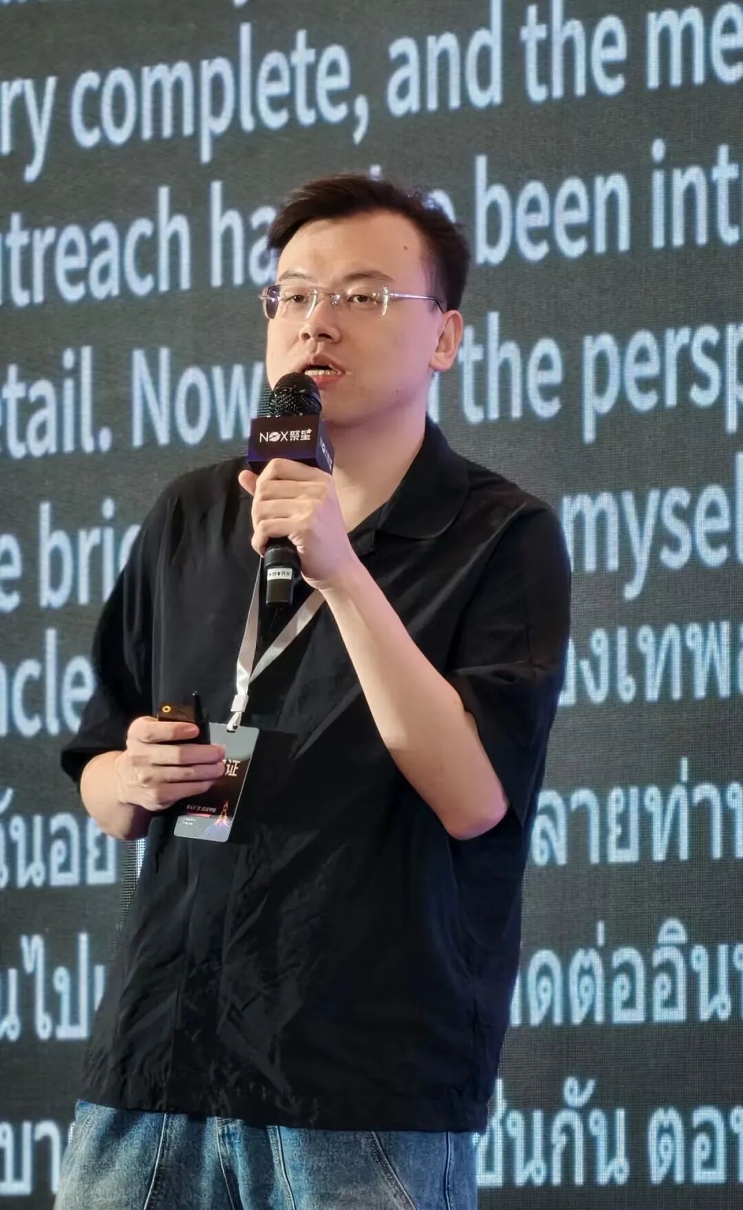 子阳老师在峰会现场分享 AI 自动化开发红人的实操