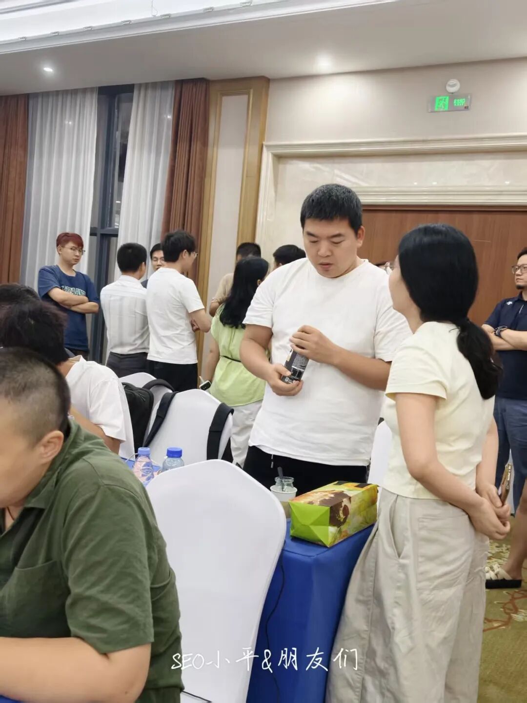 课程现场:学员用手机记录课件