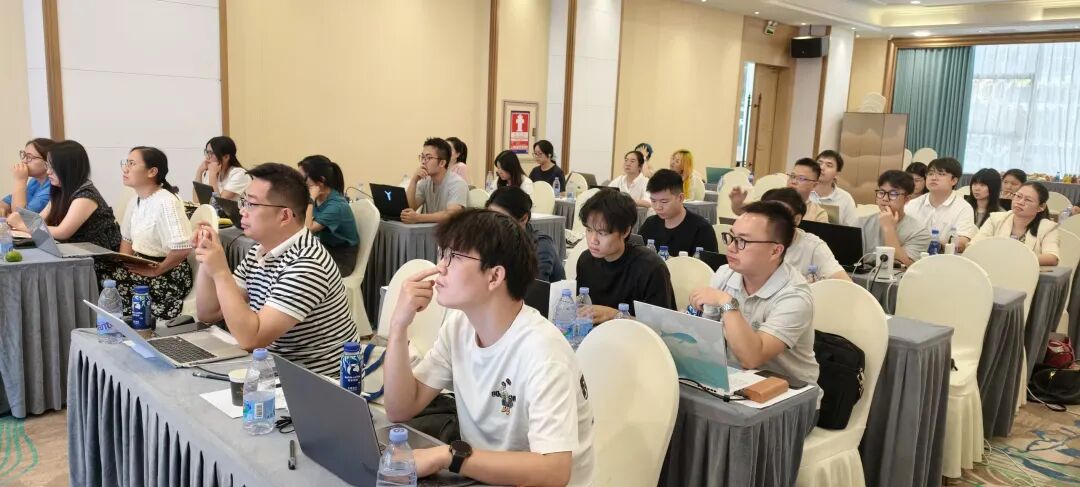 陪跑课深圳龙华线下课现场：学员带电脑边听边练