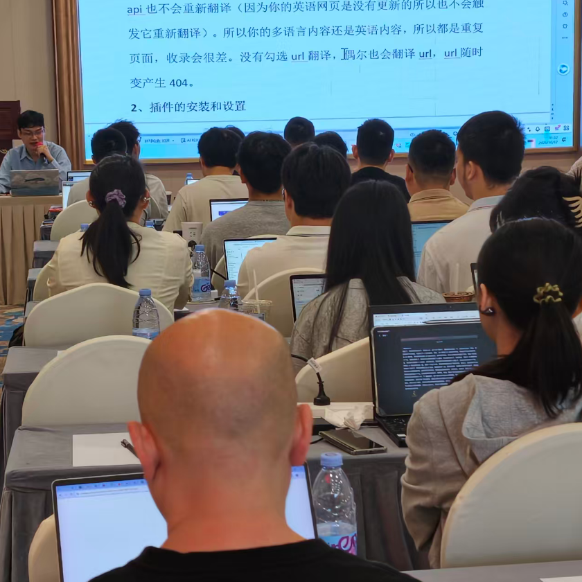 线下课教室现场：学员在投影前同步操作